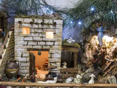 L'uomo ci mostra con orgoglio il suo presepe. �L'ho commissionato a un mio amico artigiano che lavora in una bottega qua vicino - racconta l'uomo -. Ci sono voluti ben sei mesi per farlo: tanta � la cura che ci ha messo nel modellare i vari personaggi in cartapesta�
